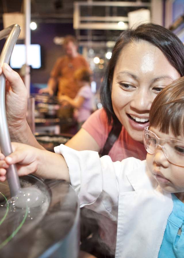 children's-museum-denver-bubbles-family