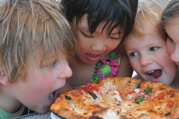 Children eating pizza